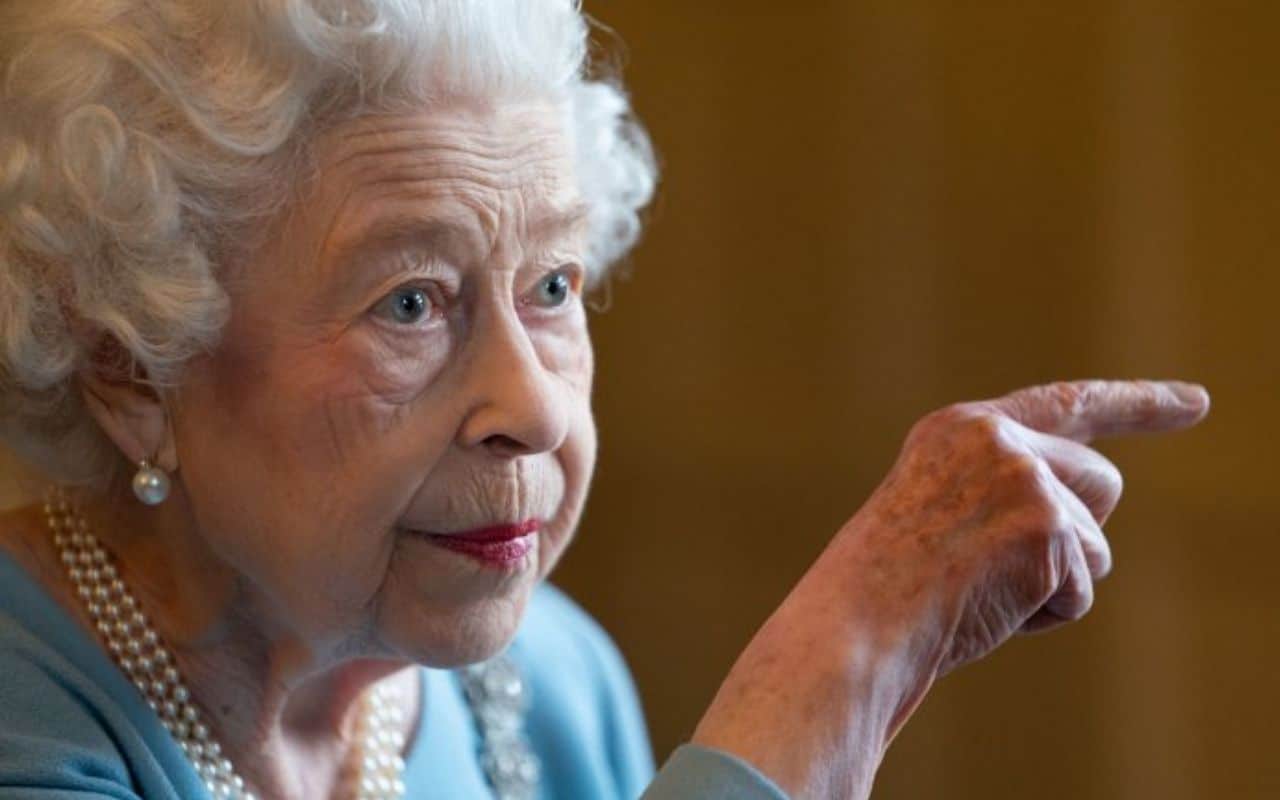 Queen Elizabeth removes antique swords!