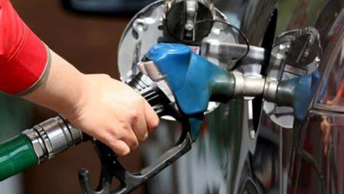 Petrol stations pass on only 2.71 paise of Sunak's 5 paise reduction in ...