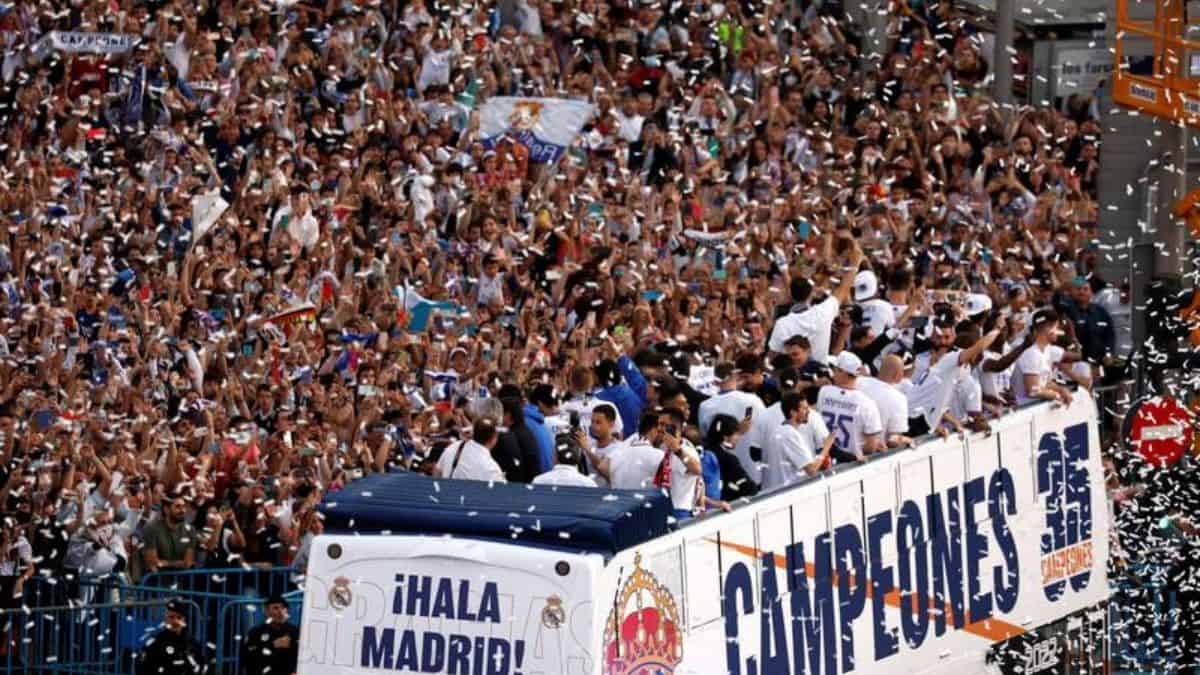 Thousands Of Fans Fill The Streets As Real Madrid Celebrates Their La ...