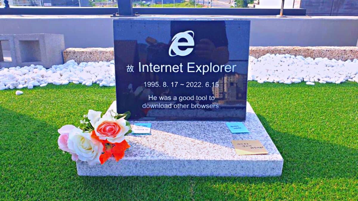 South korean software engineer shows respect to internet explorer by building a tombstone