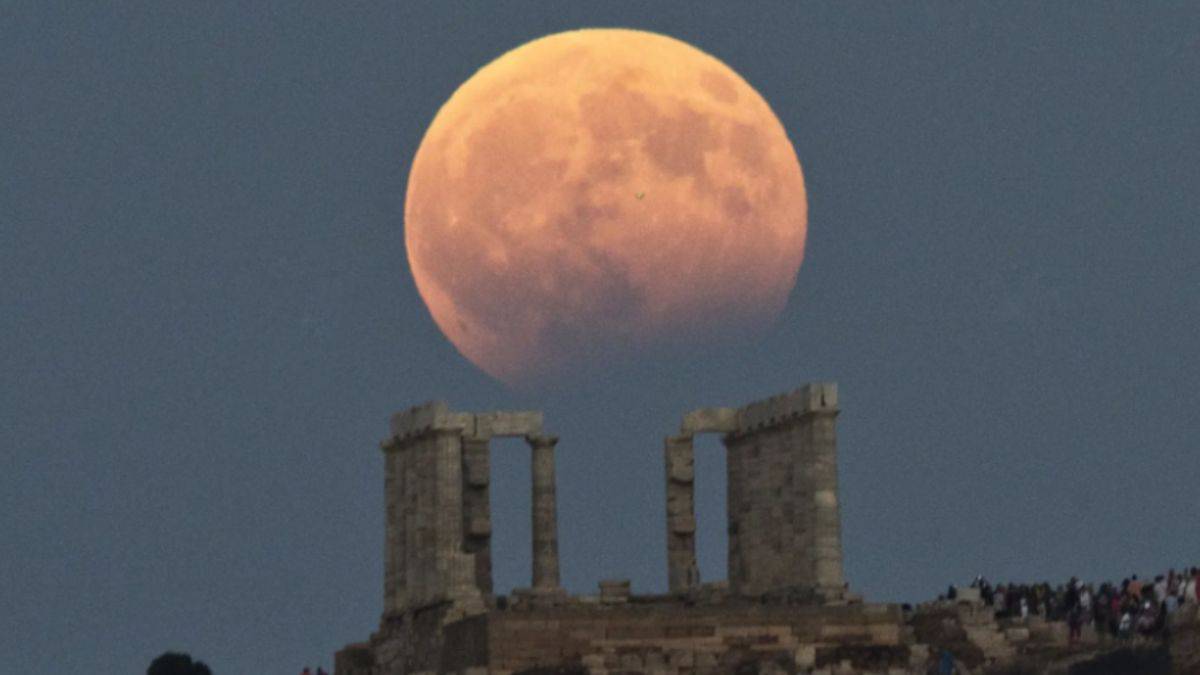 The Last Supermoon Of This Year To Rise Tonight