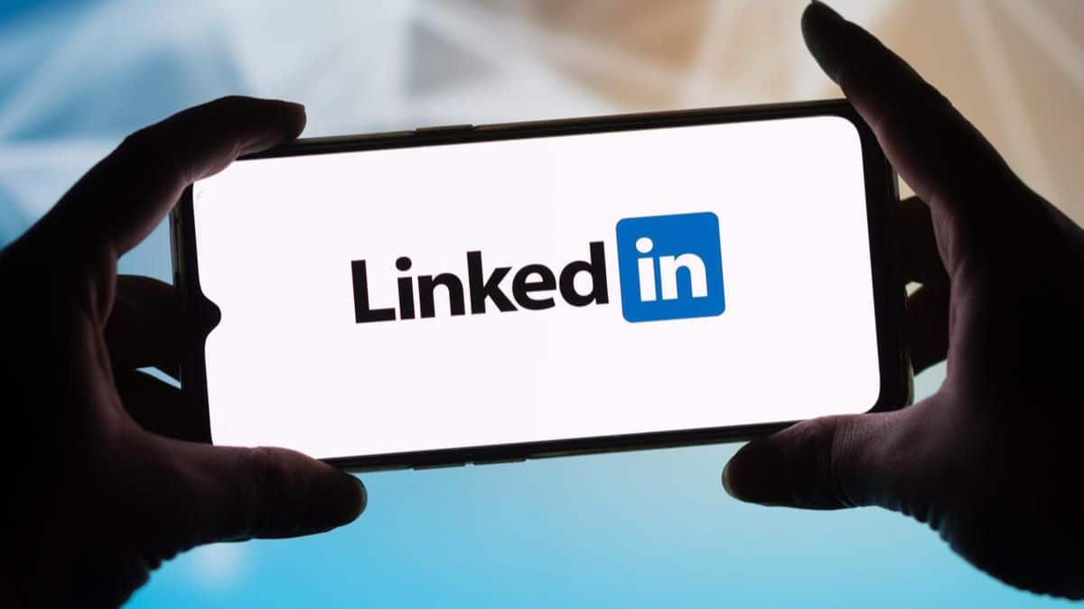 linkedin is down and many users unable to post on the platform