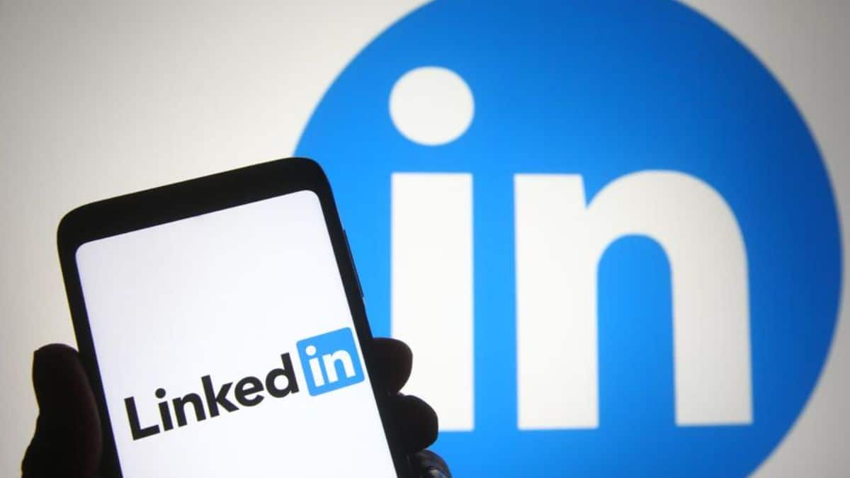 LinkedIn is down with a message something went wrong - The Tech Outlook