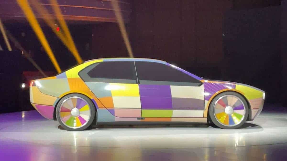 bmw-i-vision-dee-can-change-colour-and-express-emotions-the-tech-outlook